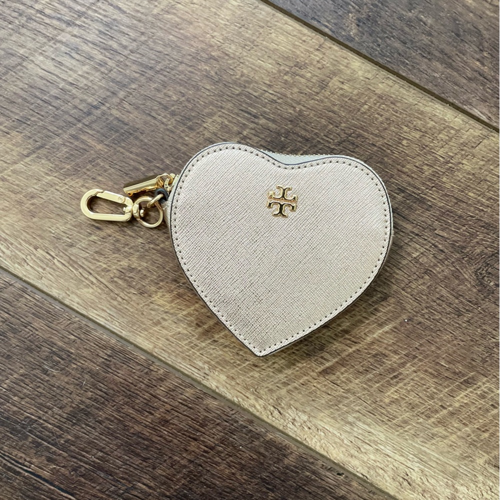 ✨NEW W/O TAGS✨Tory Burch Women’s Saffiano Leather Heart Key Fob Metallic Pink